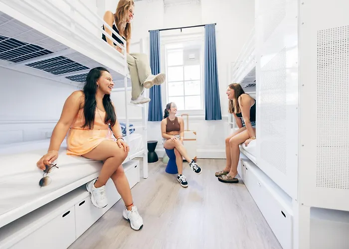 Maze Backpackers - Gold Coast Hostel